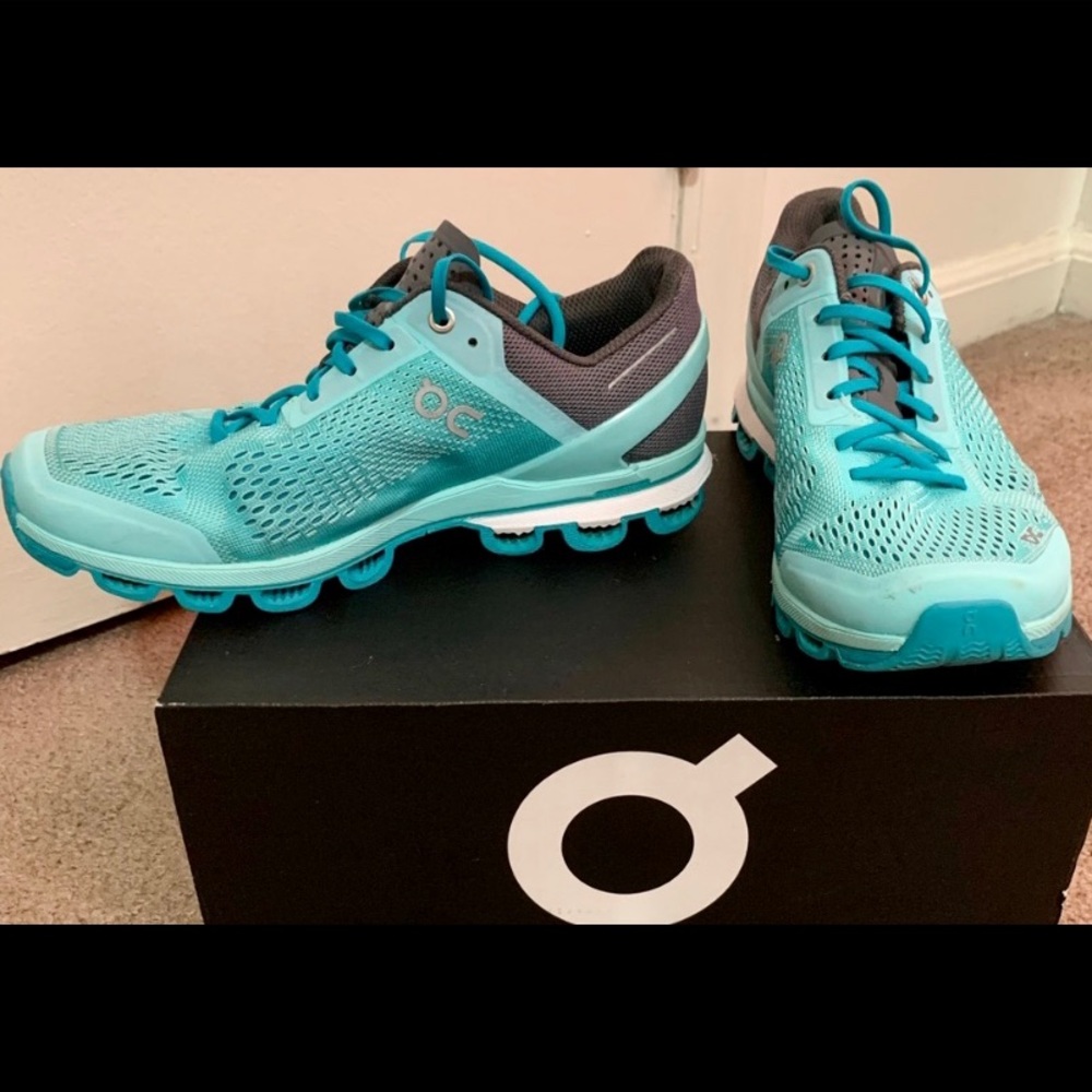 On Cloud (Cloud Surfers) 7.5 shoes